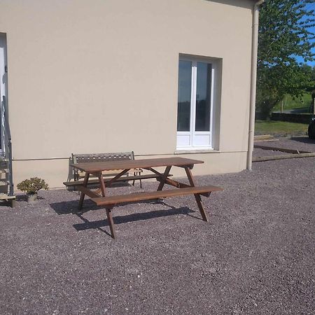 L Etablissement Gold Beach Propose 1 Hebergement , Maison 80M2 Avec Terrain 500M2, Parking Prive A 4 Min Du Port Artificiel D Arromanches, Services Accueil Personnalise, Lits Faits, Serviettes, Menage, Netflix, Wifi Ryes Exterior foto