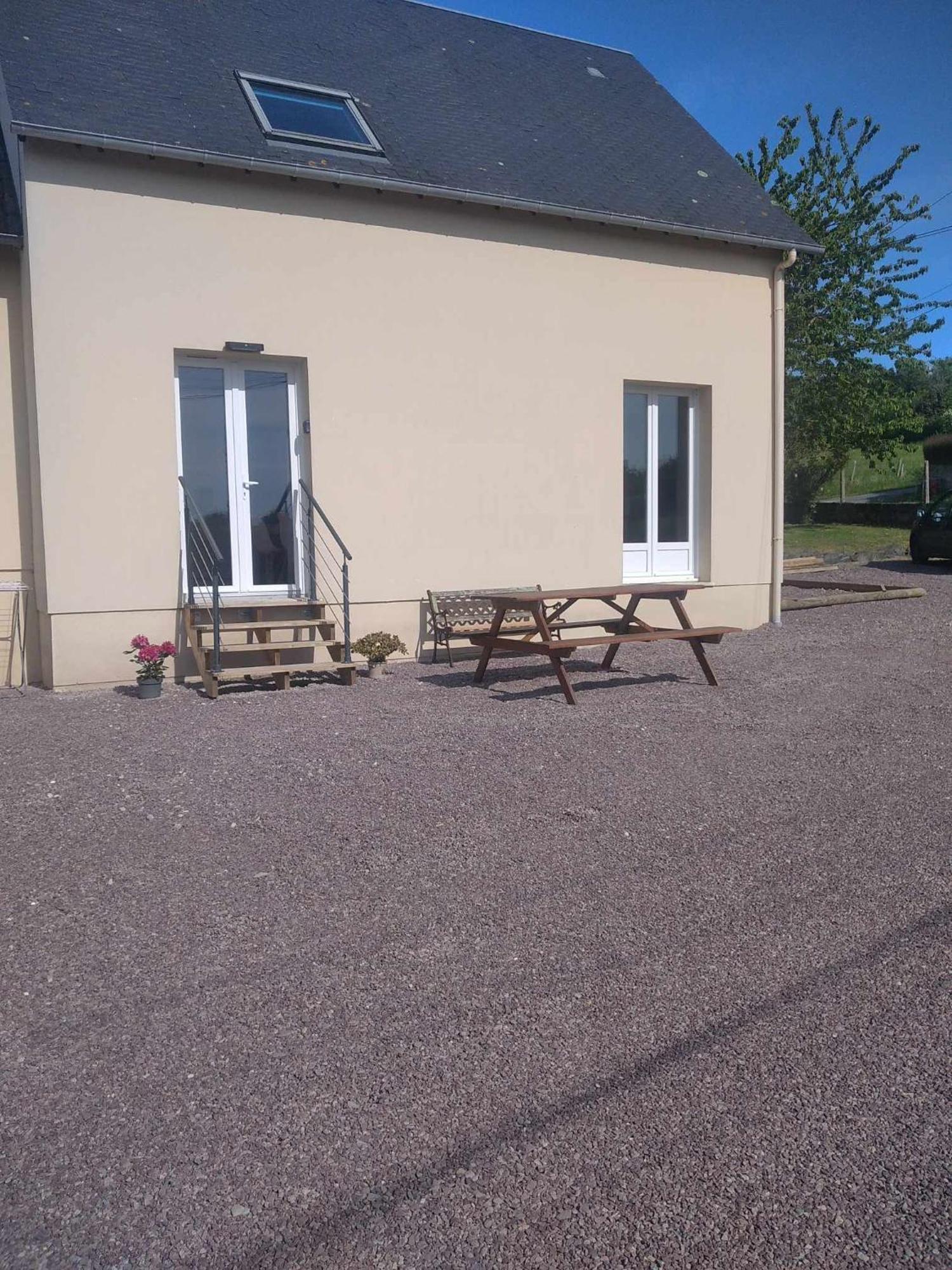 L Etablissement Gold Beach Propose 1 Hebergement , Maison 80M2 Avec Terrain 500M2, Parking Prive A 4 Min Du Port Artificiel D Arromanches, Services Accueil Personnalise, Lits Faits, Serviettes, Menage, Netflix, Wifi Ryes Exterior foto
